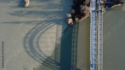 Autos fahren über eine Brücke