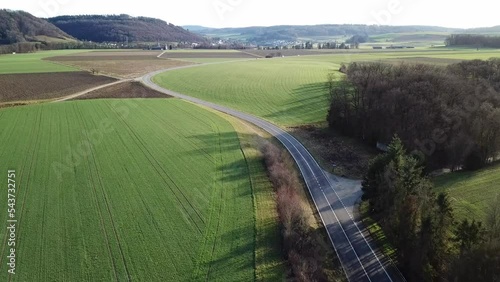 Autoverkehr in einer wunderschönen Landschaft