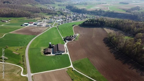 Autoverkehr auf einer Landstrasse in wunderschöner Landschaft