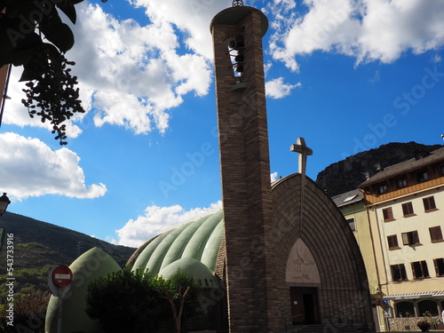 iglesia de nuestra señora de la asuncion de pont de suert de estilo contemporaneo con el batisterio y la capilla de santisimo sacramento a la izquierda, campanario de diezciseis metros, lerida, españa photo