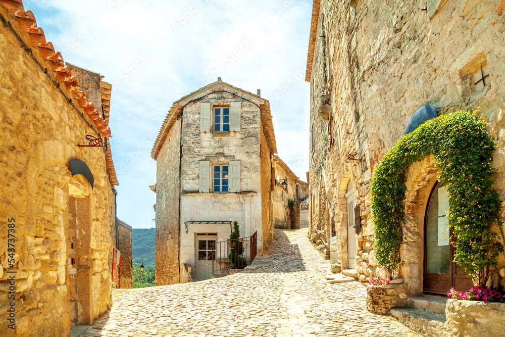 Rathaus von Lacoste, Provence, Frankreich  - obrazy, fototapety, plakaty 