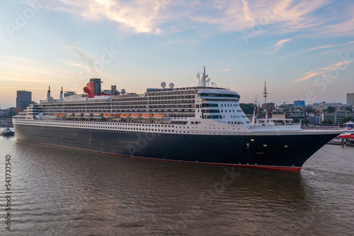 Obraz na płótnie Panorama of the harbor from hamburg with a cruise ship w salonie
