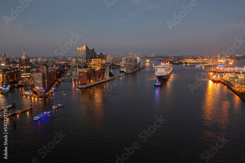 Obraz na płótnie Panorama of the harbor from hamburg with a cruise ship w salonie