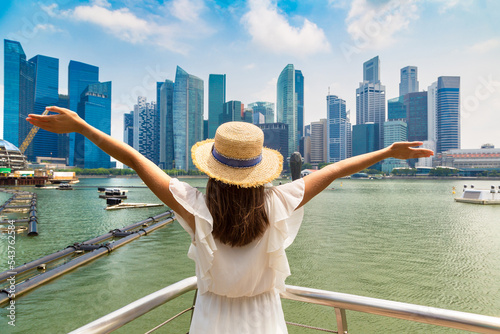 Canvas Print Woman traveler in Singapore