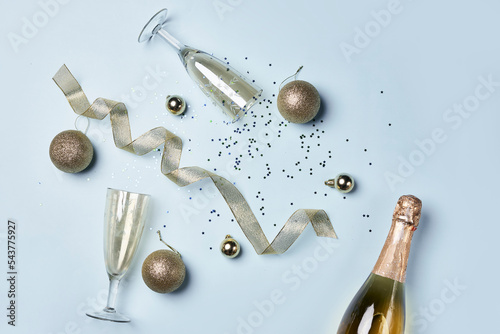 Fotografi two champagne flutes and some coning on a blue background with coning from the t