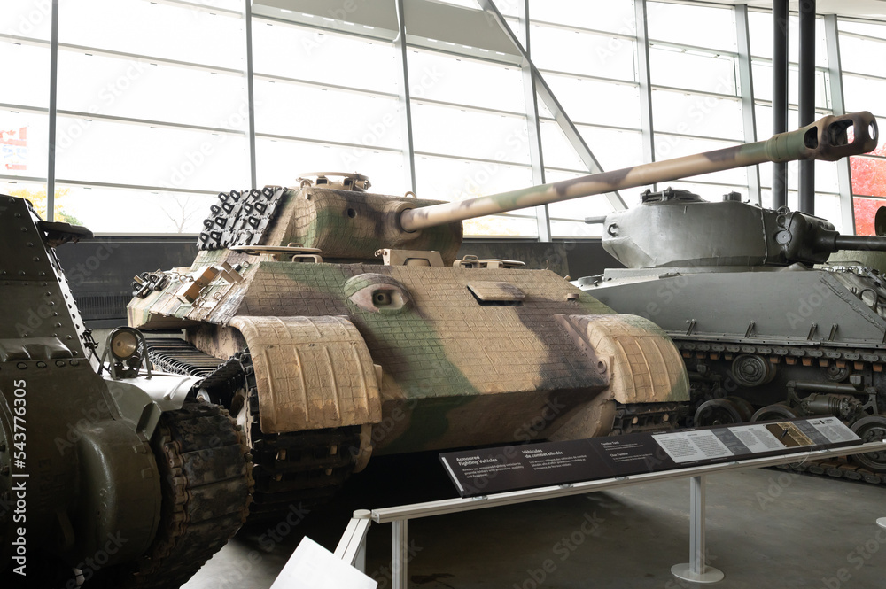 Foto de Ottawa, Ontario - October 20, 2022: Exhibits of tanks and ...