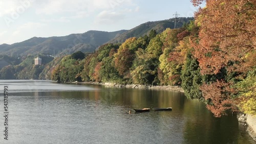 紅葉した秋の相模湖畔