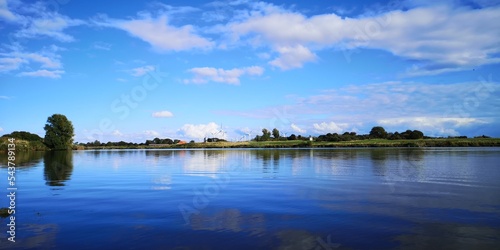 Wolken spiegeln sich im Meer photo