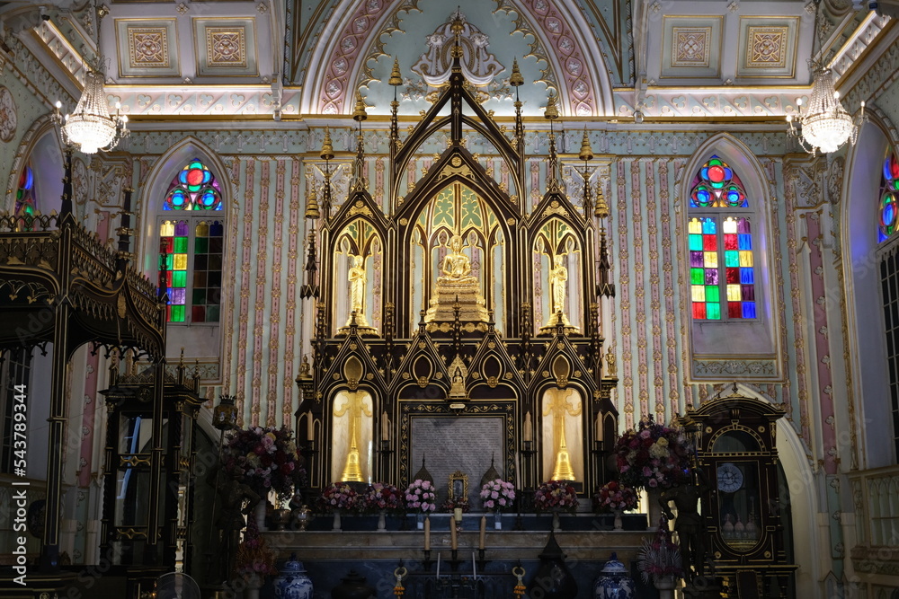 Obraz premium AYUTTHAYA, THAILAND - MARCH 20, 2021: Church of Wat Niwet Thammaprawat gothic temple where is a famous landmark of Ayutthaya, Thailand.