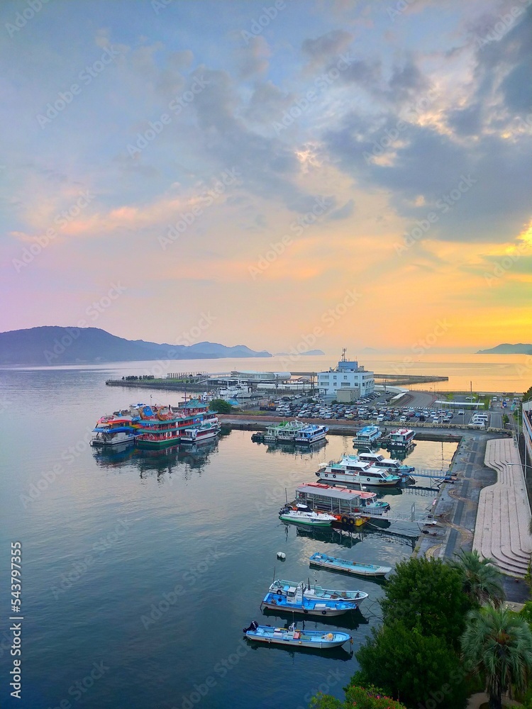 三重県の観光旅館多田家から眺める、夏の早朝の伊勢湾と朝日が美しい風景（コピースペースあり）