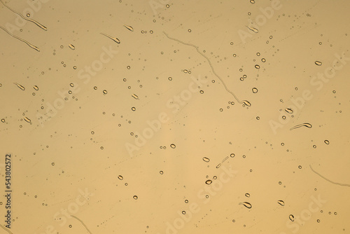 Gouttes de pluie contre une vitre pendant un orage avec un effet artistique et des éléments graphiques surprenant pour fond d'écran photo