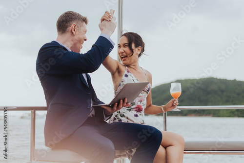 Foto Business couple dealing business and giving high five to colleague on cruise ship