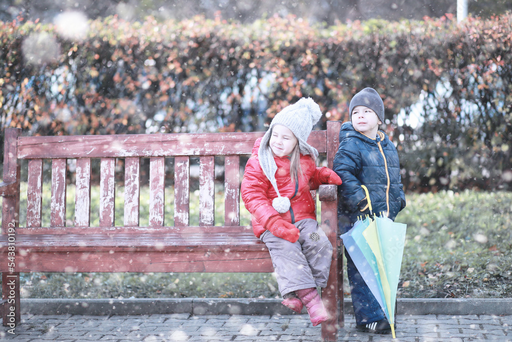 Fototapeta premium Kids walk in the park first snow