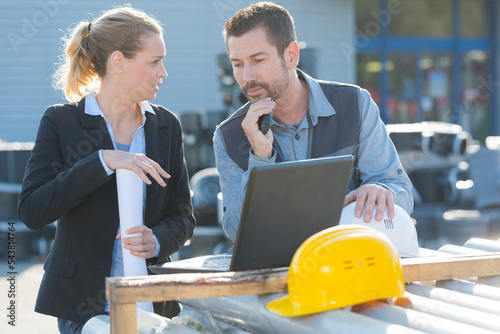 Fotografia engineer having a meeting with metallurgy worker