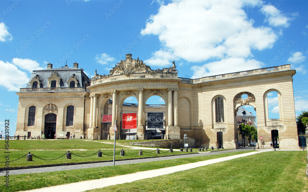 Chantilly, Entrée des Grandes Ecuries (à gauche), Péristyle de la façade orientale et la Porte Saint-Denis (à droite), Oise, France