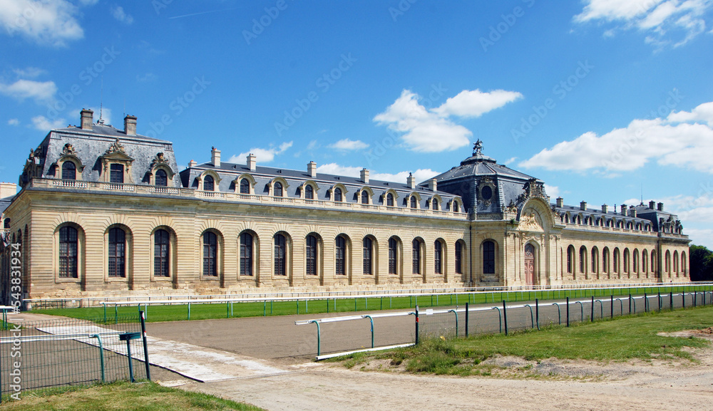 Les Grandes Ecuries,  chef-d'oeuvre architectural du XVIIIe siècle, à proximité des pistes de l'hippodrome, domaine de Chantilly, Oise, France