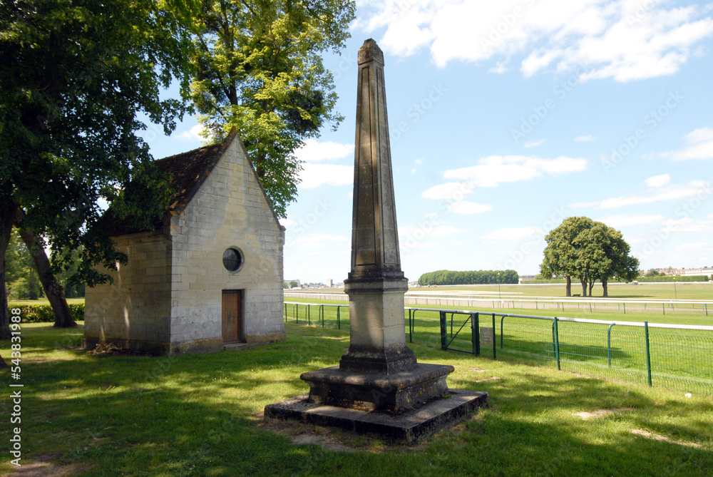 Chapelle sainte Croix et son obélisque le long de l'hippodrome de Chantilly, Ville de Chantilly, Oise, France Chapelle sainte Croix et son obélisque le long de l'hippodrome de Chantilly, Ville de Chantilly, Oise, France