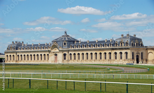 Les Grandes Ecuries, chef-d'oeuvre architectural du XVIIIe siècle, à proximité des pistes de l'hippodrome, domaine de Chantilly, Oise, France photo