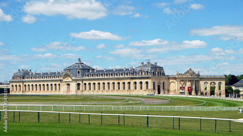 Les Grandes Ecuries, chef-d'oeuvre architectural du XVIIIe siècle, à proximité des pistes de l'hippodrome, domaine de Chantilly, Oise, France