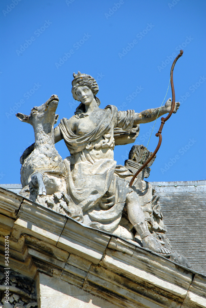 Statue sur le fronton des Grandes Ecuries du château de Chantilly, Oise, France