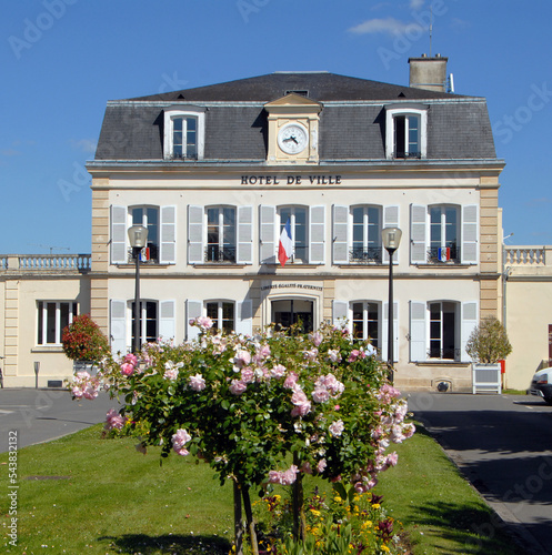 Hôtel de Ville, mairie de chantilly, façade ensoleillée rosiers roses  et jardin en premier plan © Philippe Prudhomme