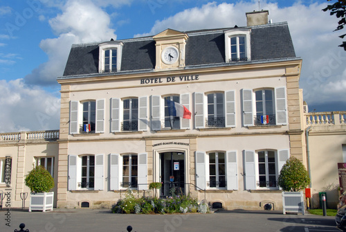 Hôtel de Ville, mairie de Chantilly, horloge et drapeau français, Oise, france photo