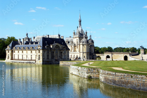 Le château de Chantilly, il remonte au début du XIIIe siècle, plusieurs fois détruit, le château actuel a été construit pour le duc d'Aumale par l'architecte Honoré Daumet entre 1875 et 1885