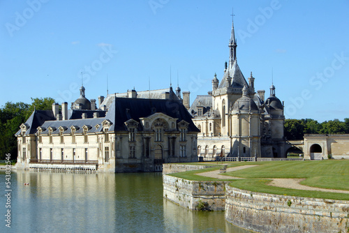 Le château de Chantilly, il remonte au début du XIIIe siècle, plusieurs fois détruit, le château actuel a été construit pour le duc d'Aumale par l'architecte Honoré Daumet entre 1875 et 1885.