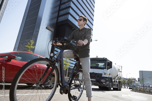 Fototapeta Naklejka Na Ścianę i Meble -  businessman rides e-bike