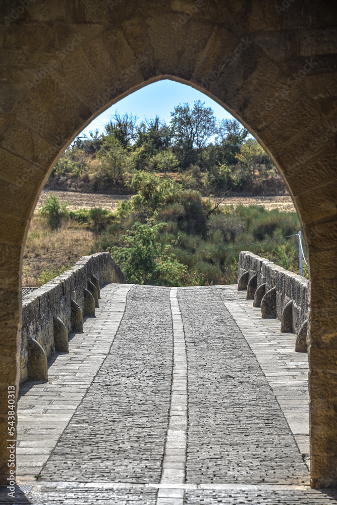 Obraz premium Puente la Reina, Spain - 31 Aug, 2022: Arches of the roman Puente la Reina foot bridge, Navarre, Spain