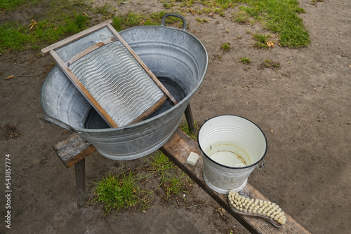 Alte Blechwanne und Utensilien zum Wäsche waschen