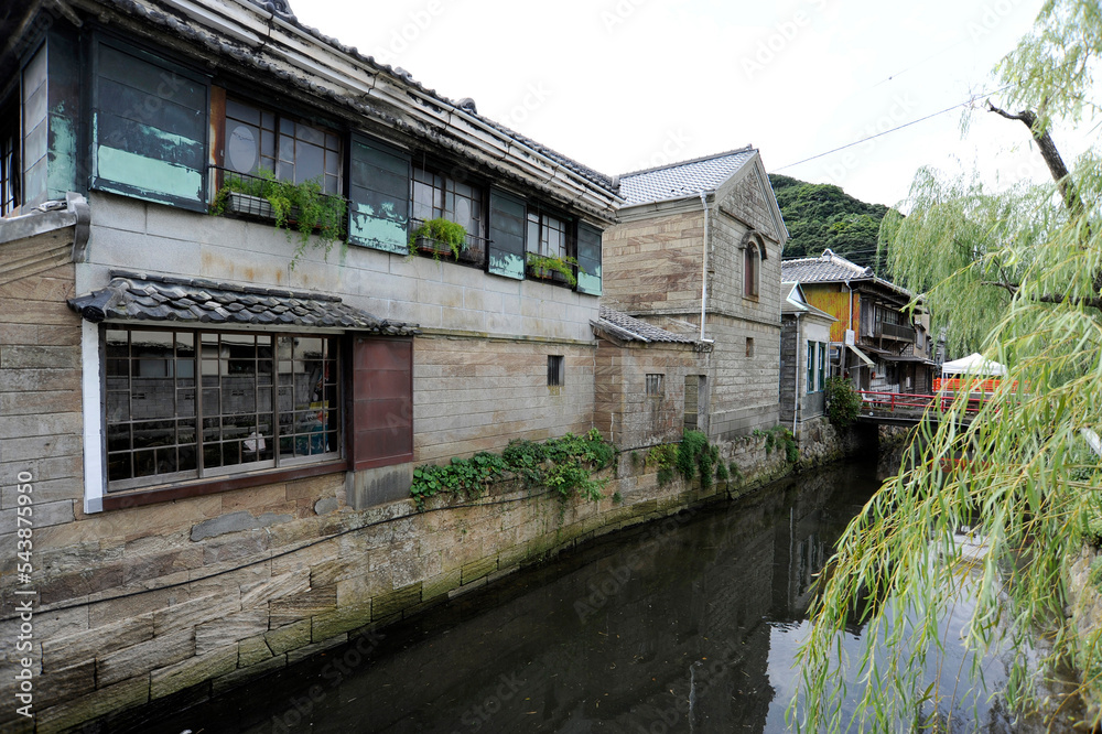 川辺の建物