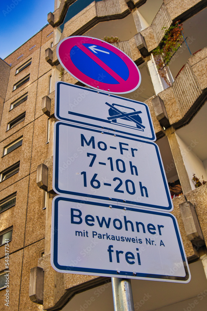 Verkehrszeichen zeitweises Parkverbot mit Zusatzschild Bewohner mit Parkausweis frei, Thomasius