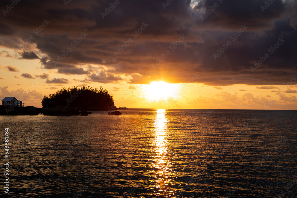 Fototapeta premium Beautiful sunset and views from our boat ride to see the sunken HMS Vixen in Bermuda