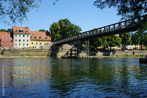 der Eiserne Steg führt über die Donau zur Donauinsel