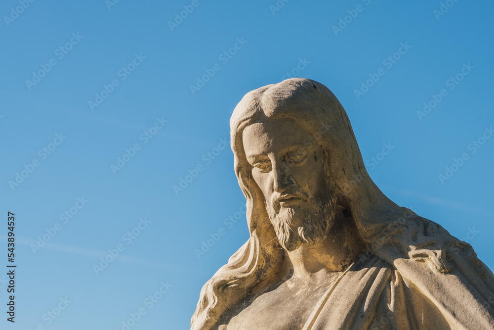 Jesus Christus Statue Skulptur vor blauem Himmel