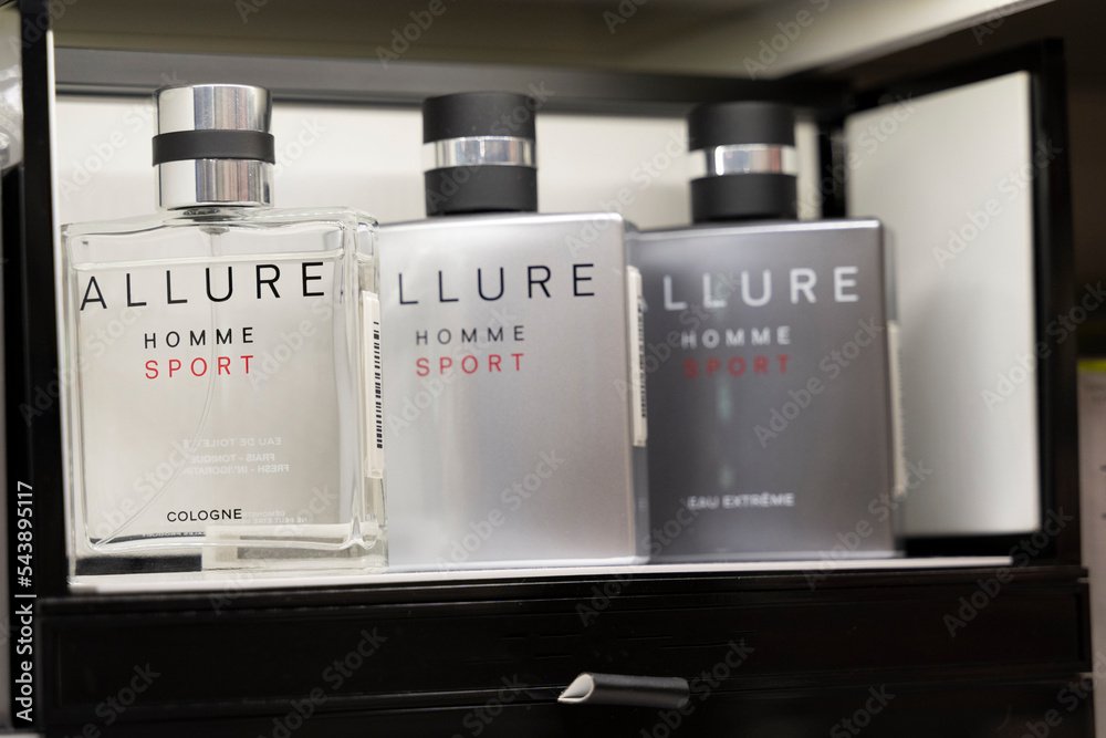 Flacons de parfum Allure sport pour homme de Chanel Stock Photo