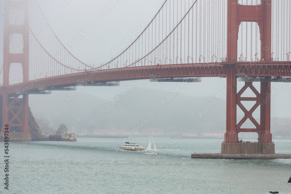 Naklejka premium Close up view of the Golden Gate bridge on a foggy day,California