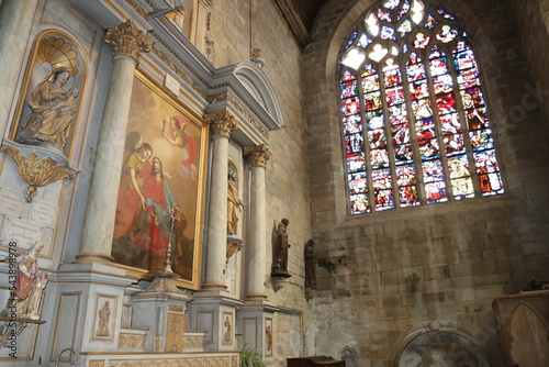 La basilique Saint Sauveur, de style roman, intérieur de la basilique, ville de Dinan, département des cotes d'Armor, Bretagne, France photo