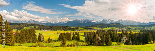Panorama Landschaft im Allg  u mit Berge und Wiese
