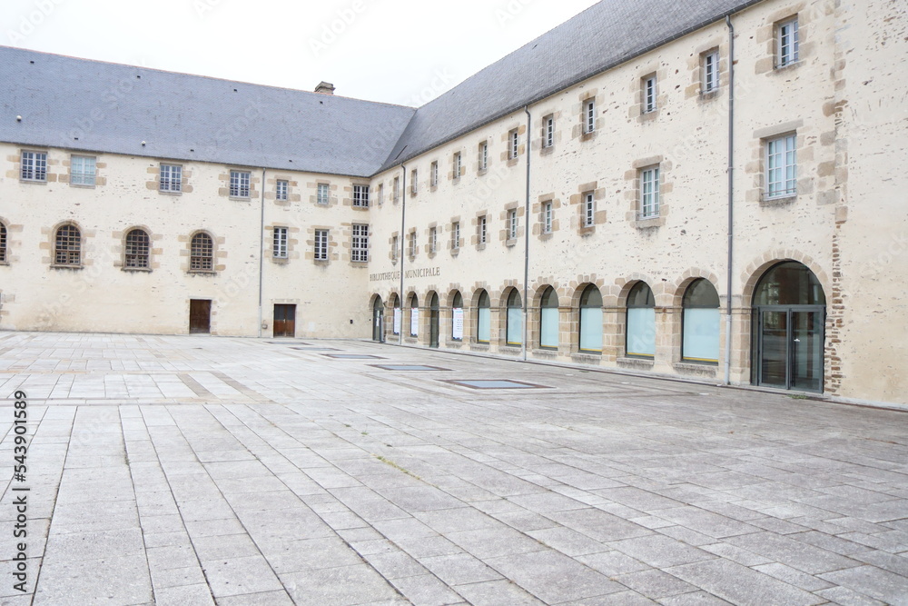 La bibliothèque, ancien couvent, vue de l'extérieur, ville de Dinan, département des cotes d'Armor, Bretagne, France