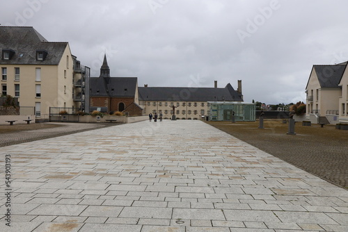 L'esplanade de la fraternite, ville de Dinan, département des cotes d'Armor, Bretagne, France photo