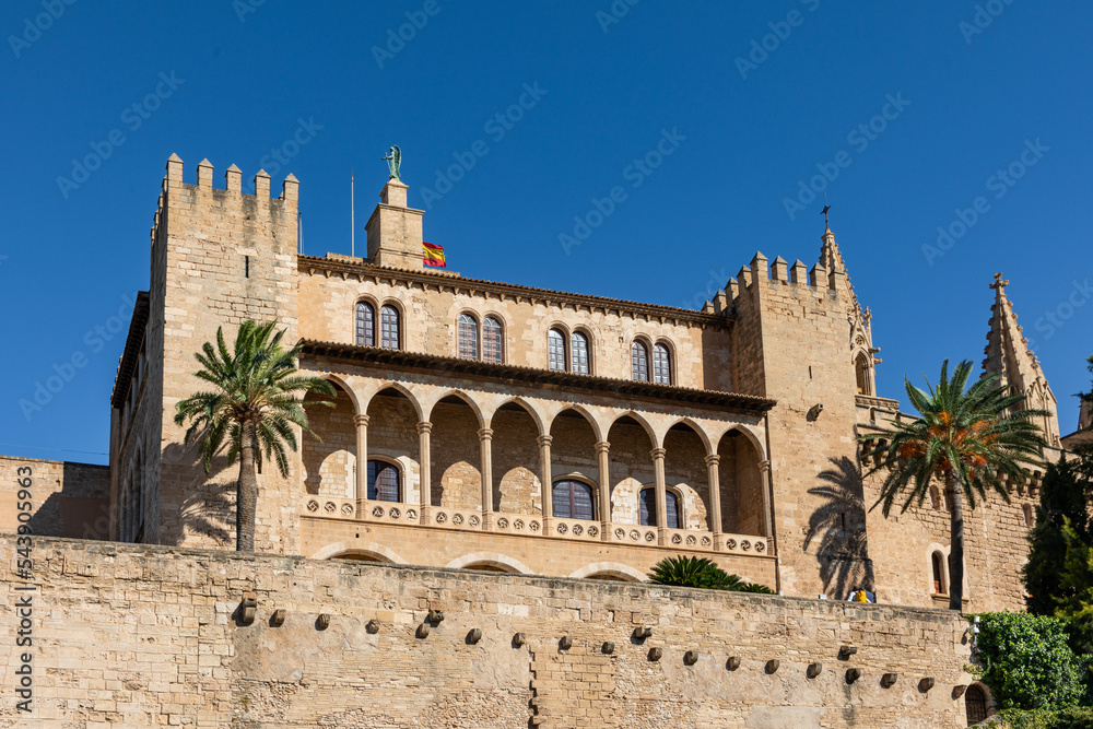 Palacio Real de la Almudaina, en Palma de Mallorca. Antiguo palacio medieval junto a la catedral de Mallorca, construido sobre una antigua edificación árabe. Mallorca, Islas Baleares, españa.