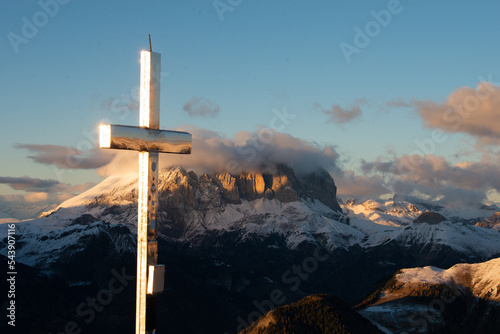 Valokuva sunset in the dolomites covered by snow