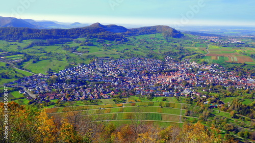 weiter Blick vom Burg Neuffen auf Ort Beuren und die Schwäbische Alb unter blauem Himmel im Herbst photo