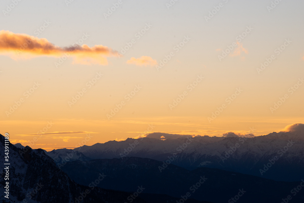 Obraz premium sunset in the dolomites covered by snow