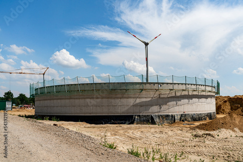 Erneuerbare und grundlastfähige Energie - Rohbau  einer neuen Biogasanlage. photo