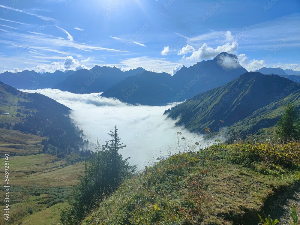 Fototapeta premium Wolken zwischen Bergen