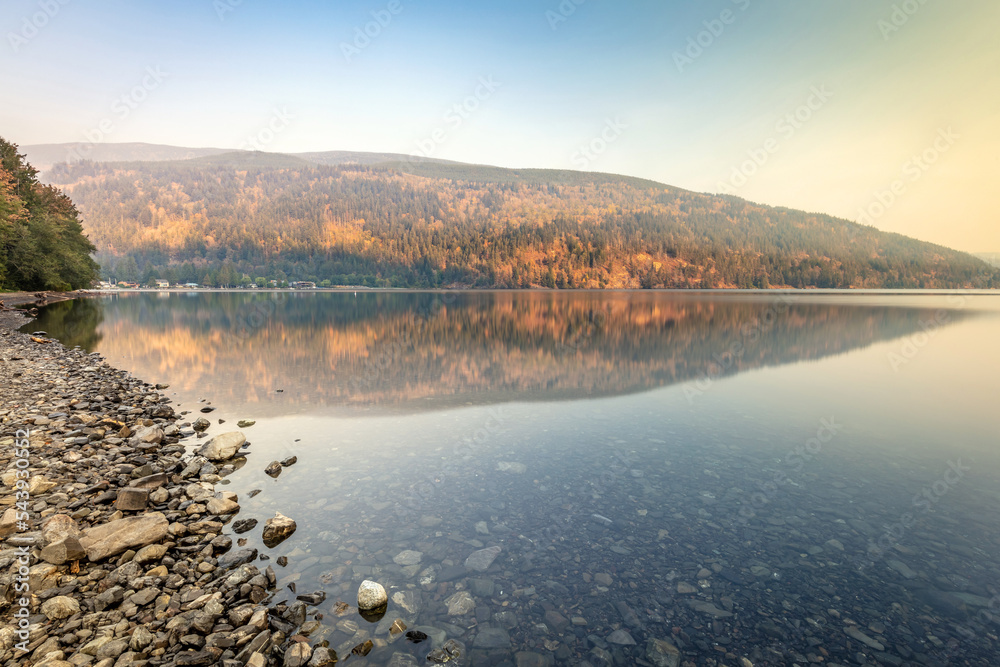 Φωτογραφία Cultus lake Shore Walk to Lindell Beach on a smoky autumn morning
