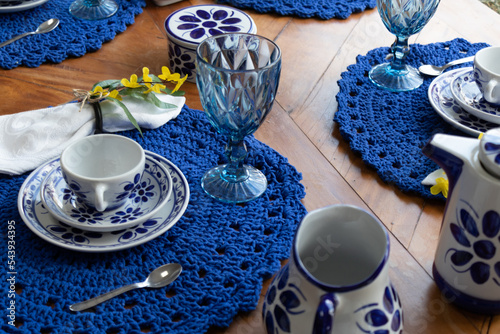 Mesa para café da manhã tarde com tons de azul com louça portuguesa pintada a mão